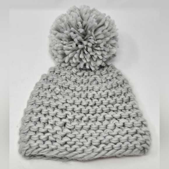 VINCE CAMUTO CHUNKY KNITWEAR CROCHET KNIT LIGHT GREY POM POM BEANIE HAT WOMEN OS - Picture 1 of 12